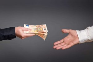 korting geven geld betalen handen